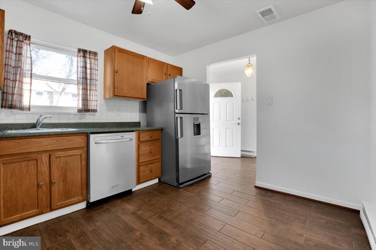 726 Colonial Avenue Sterling, VA 20164 - Photo 7 of 27 Kitchen