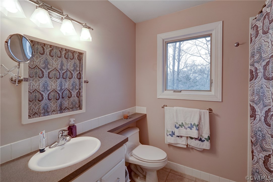 7206 Barkbridge Road Chesterfield, VA 23832 - Photo 22 of 36 a bathroom with a sink toilet and a mirror