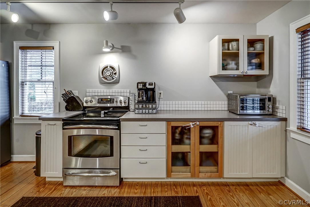 7206 Barkbridge Road Chesterfield, VA 23832 - Photo 5 of 36 a kitchen with a stove and a microwave