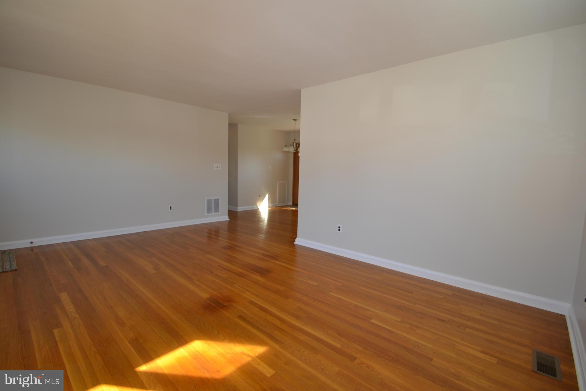 917 Vanderwood Road Catonsville, MD 21228 - Photo 7 of 18 Living Room