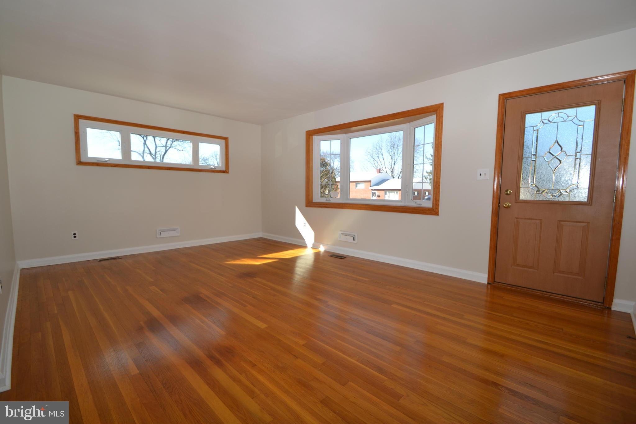 917 Vanderwood Road Catonsville, MD 21228 - Photo 8 of 18 Living Room