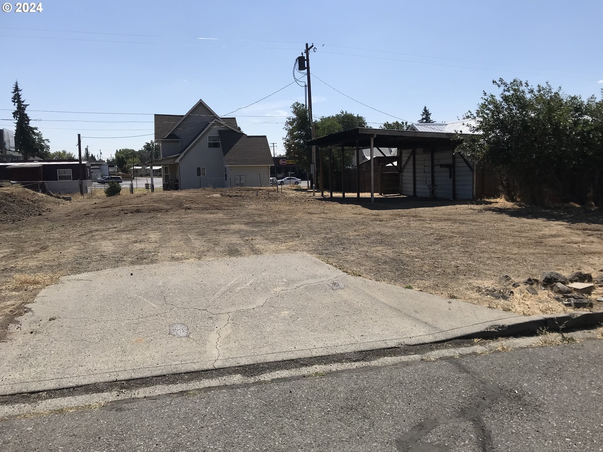 610 Northeast 2nd Street Goldendale, WA 98620 - Photo 10 of 13 a view of a house with wooden fence