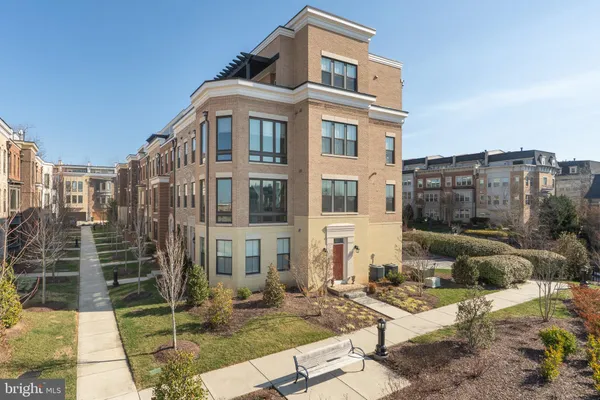 a view of a yard in front of a house