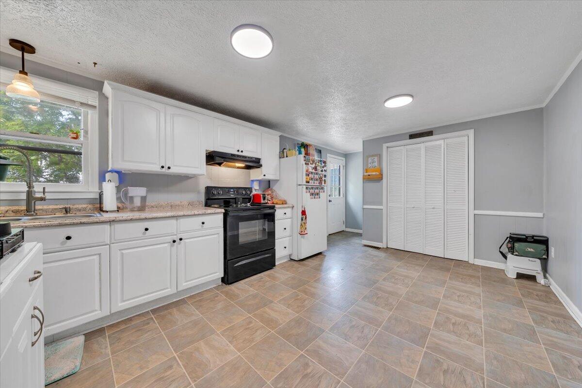 1383 Colonial Road Blue Ridge, VA 24064 - Photo 6 of 17 06-MIB03067