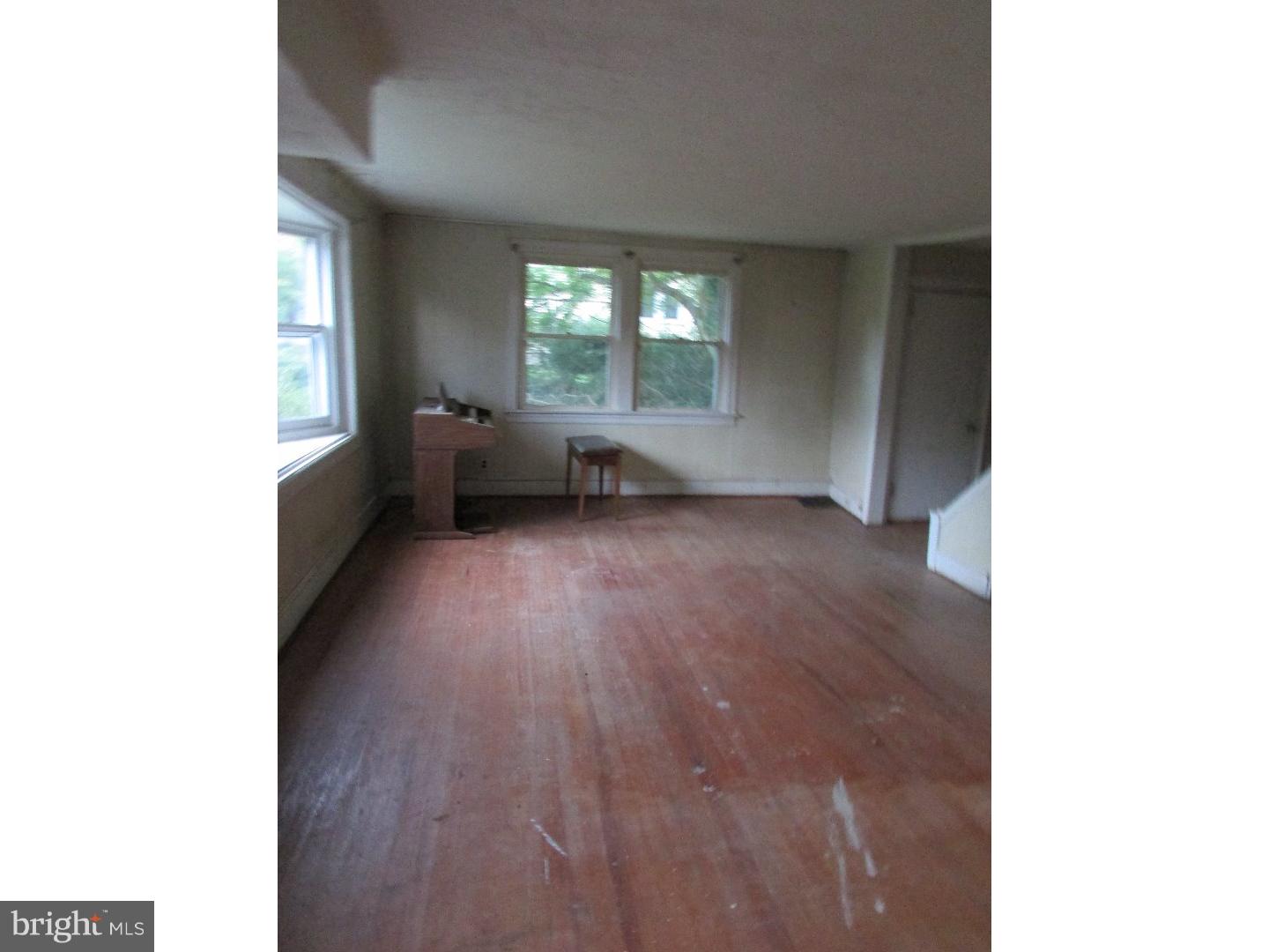 866 Ivyland Road Warminster, PA 18974 - Photo 3 of 20 Living Room