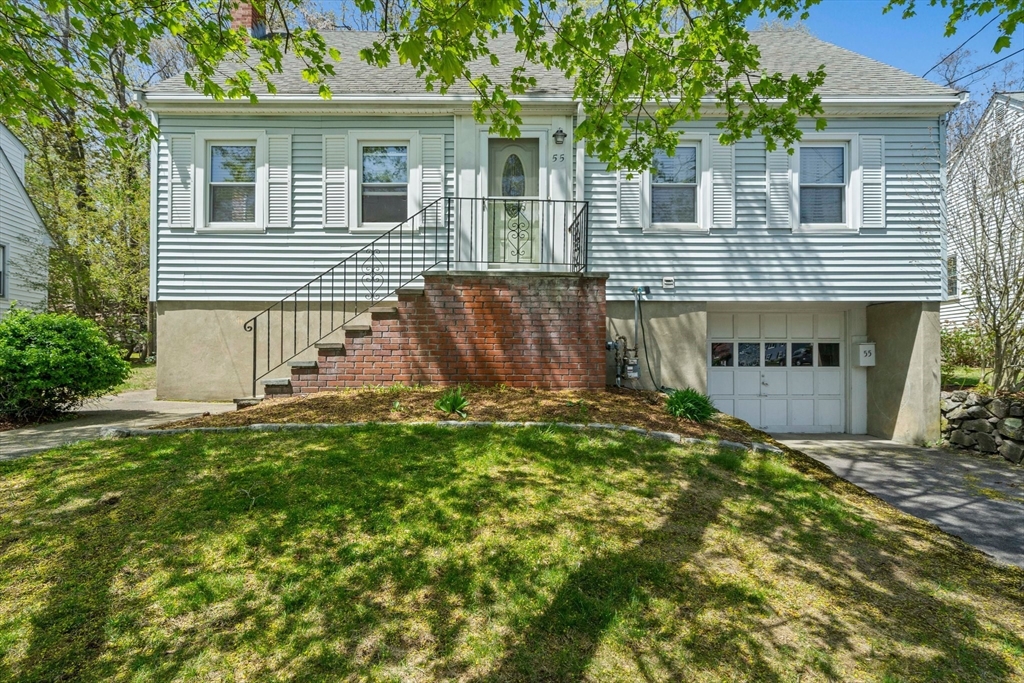 a view of a house with a yard