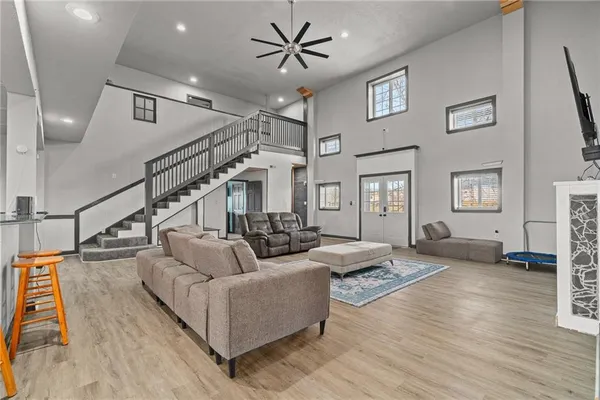 $525,000 | 9414 Greenton Road, Odessa, MO 64076