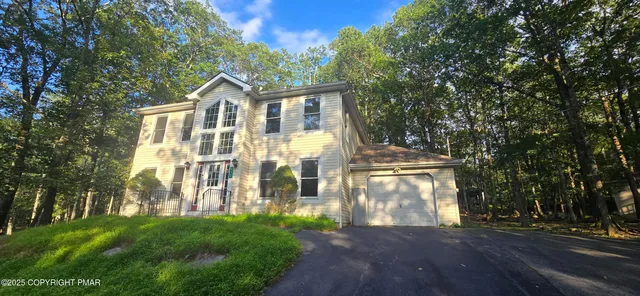 $2,350 | 412 Lakeside Drive, East Stroudsburg, PA 18301