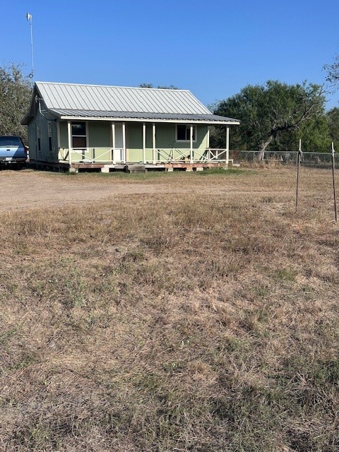 a view of a house with backyard and trees