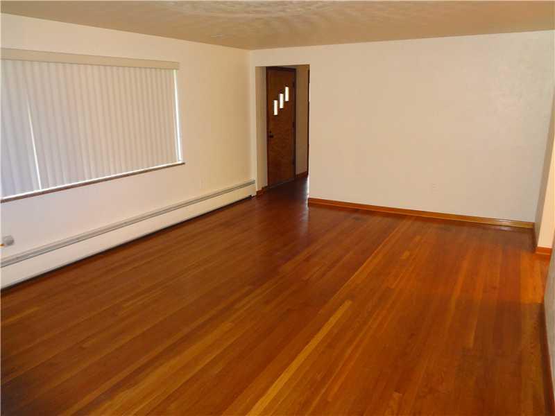 1105 East Windhaven Road Pittsburgh, PA 15205 - Photo 8 of 25 Living Room.