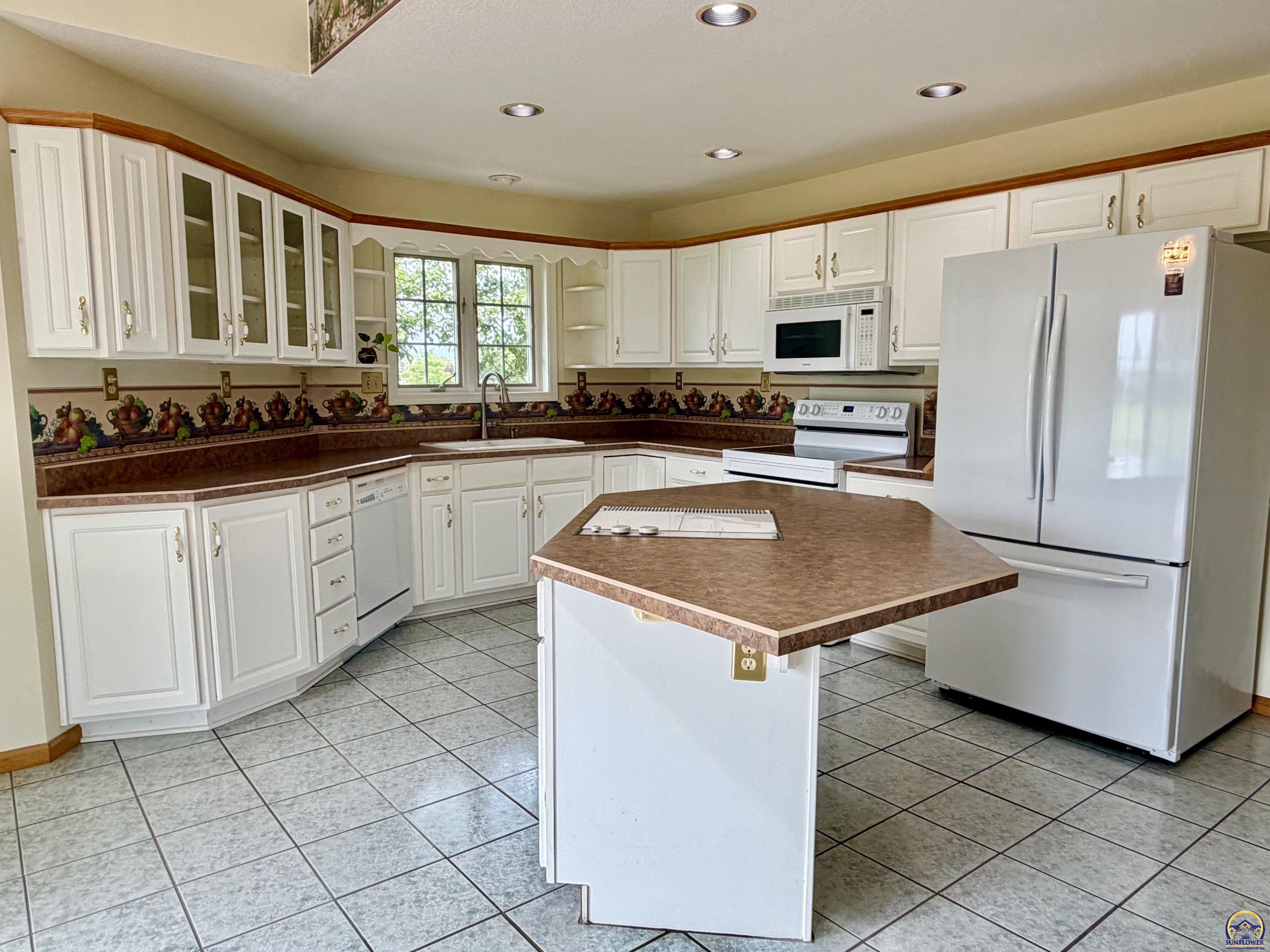 2027 Southwest West Trail Road Topeka, KS 66615 - Photo 16 of 56