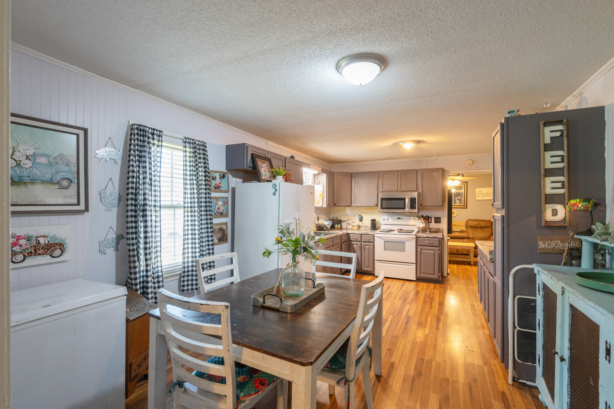 300 Buena Vista Road Huntingdon, TN 38344 - Photo 4 of 23 a living room with furniture and wooden floor