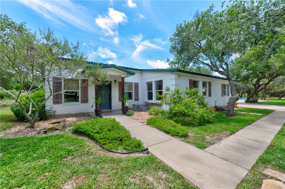 201 Rhodes Avenue Aransas Pass, TX 78336 - Photo 4 of 40