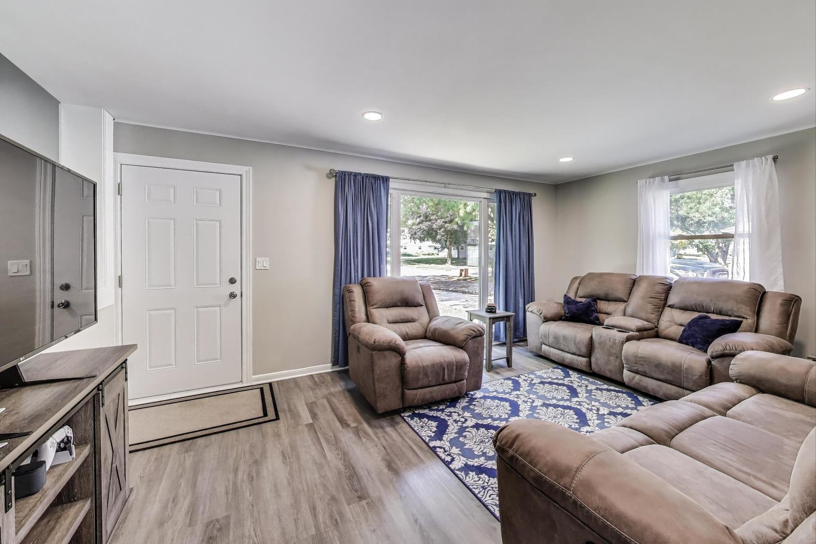 3600 Owl Drive Rolling Meadows, IL 60008 - Photo 2 of 21 a living room with furniture and a wooden floor