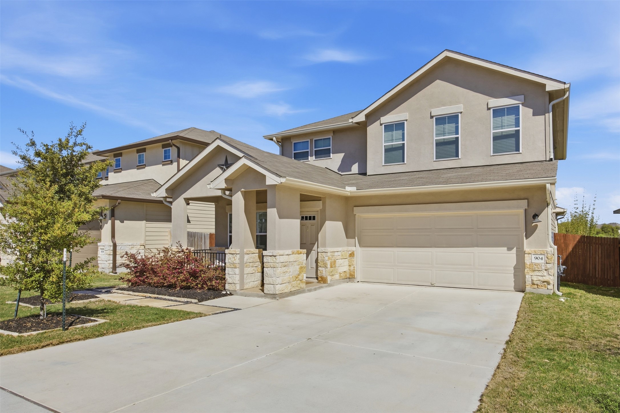 Welcome home to 904 View Dr!