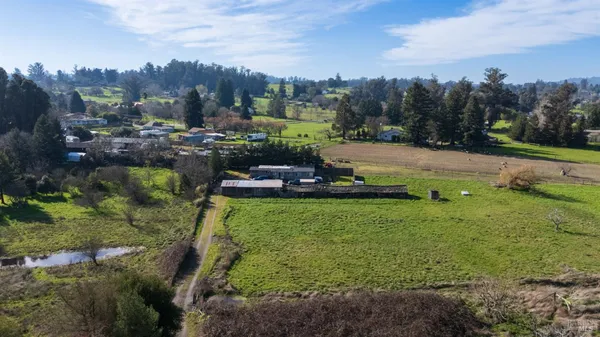 a view of a house with backyard and trees