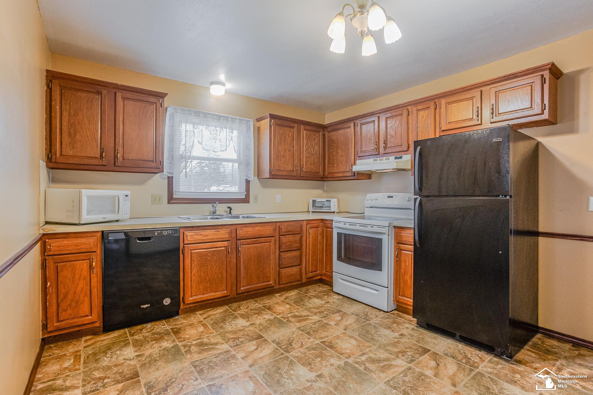 7712 Summerfield Road Lambertville, MI 48144 - Photo 13 of 30 50166602-0e86128b-942a-4e60-8d03-0f904910f174.JPG