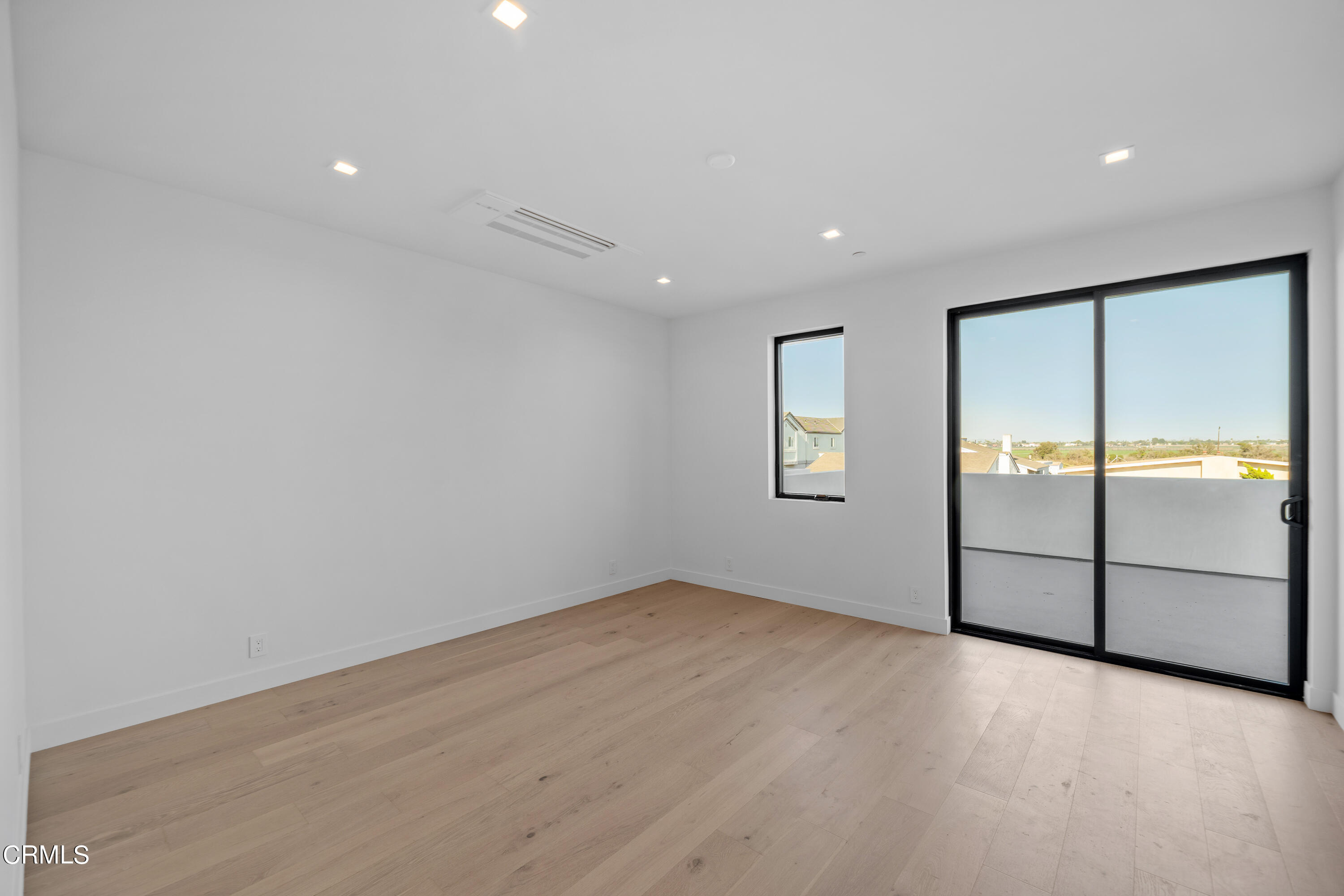 1005 Catamaran Street Oxnard, CA 93035 - Photo 23 of 35 an empty room with mirror