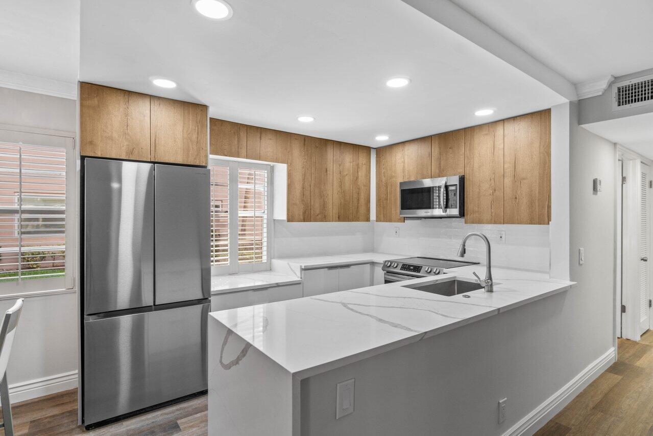 637 Normandy Lane, Unit N Delray Beach, FL 33484 - Photo 5 of 30 kitchen