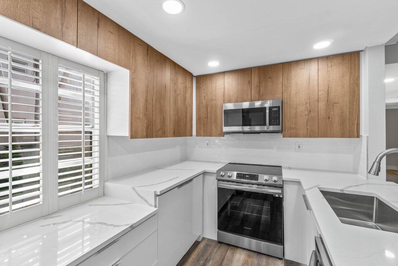 637 Normandy Lane, Unit N Delray Beach, FL 33484 - Photo 6 of 30 kitchen