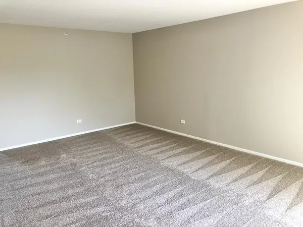 $2,000 | 905 Casey Court, Unit 6, Schaumburg, IL 60173