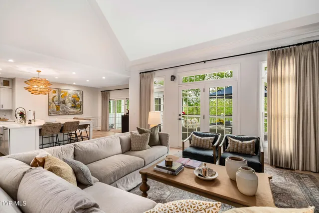 $945,000 | 112 Black Thorn Drive, Jonesborough, TN 37659