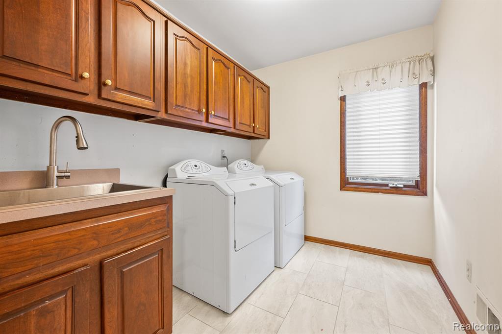 1384 Lakeview Drive Rochester Hills, MI 48306 - Photo 37 of 65