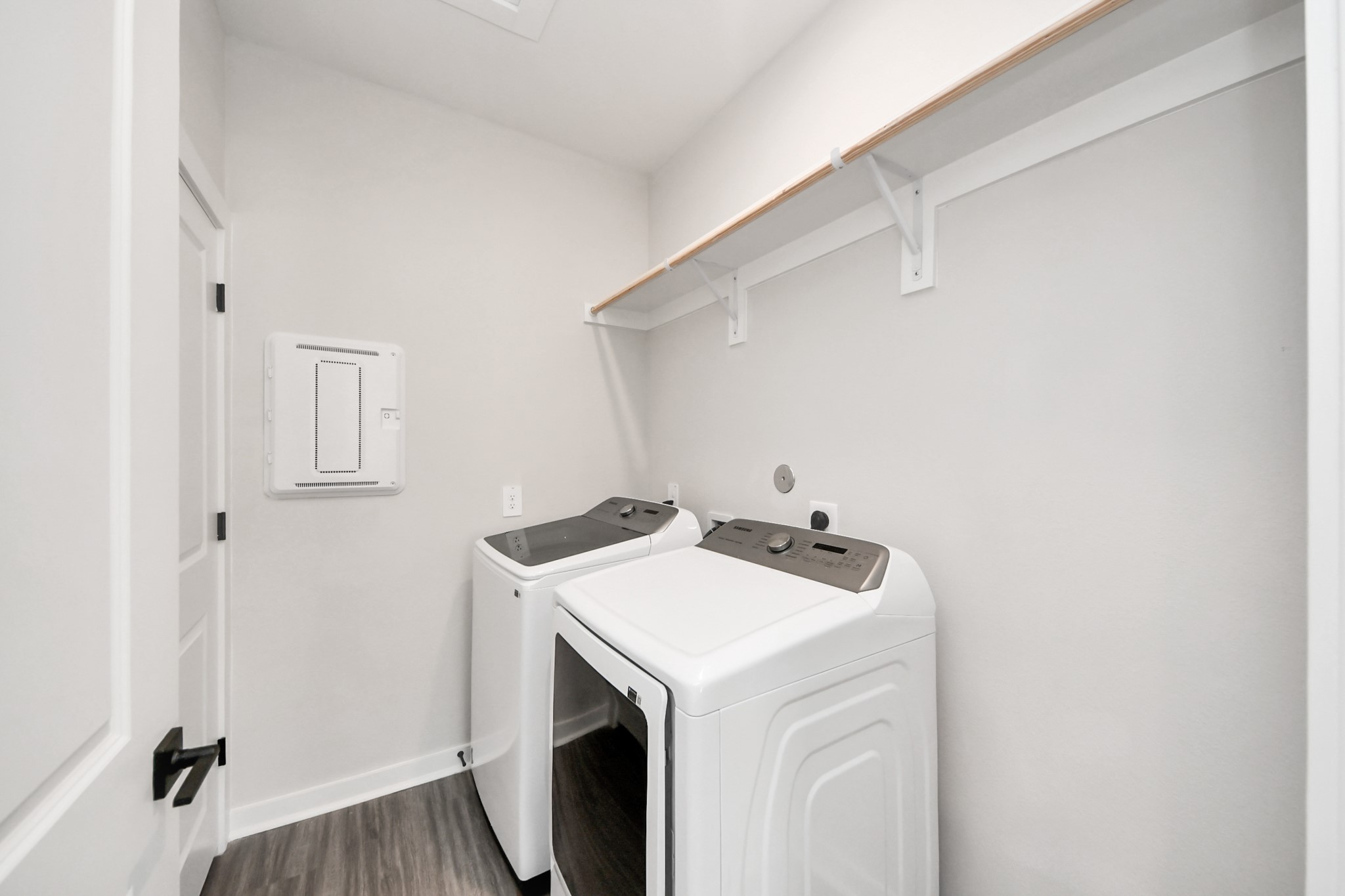 7711 Longmire Road, Unit 5 Conroe, TX 77304 - Photo 7 of 48 Walk-In Laundry Room with Full Size Washer/Dryer Included!
