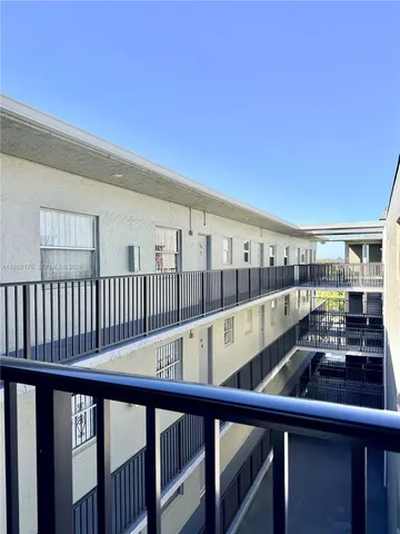 $2,300 | 305 West 68th Street, Unit 516, Hialeah, FL 33014