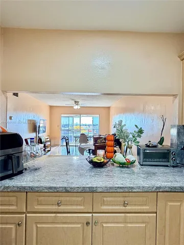 $2,300 | 305 West 68th Street, Unit 516, Hialeah, FL 33014