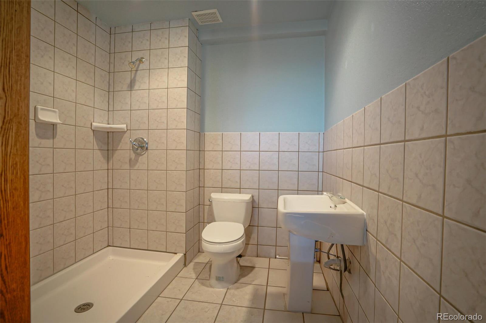 20722 Tollerburg Road Trinidad, CO 81082 - Photo 20 of 31 a bathroom with a toilet and a bath tub