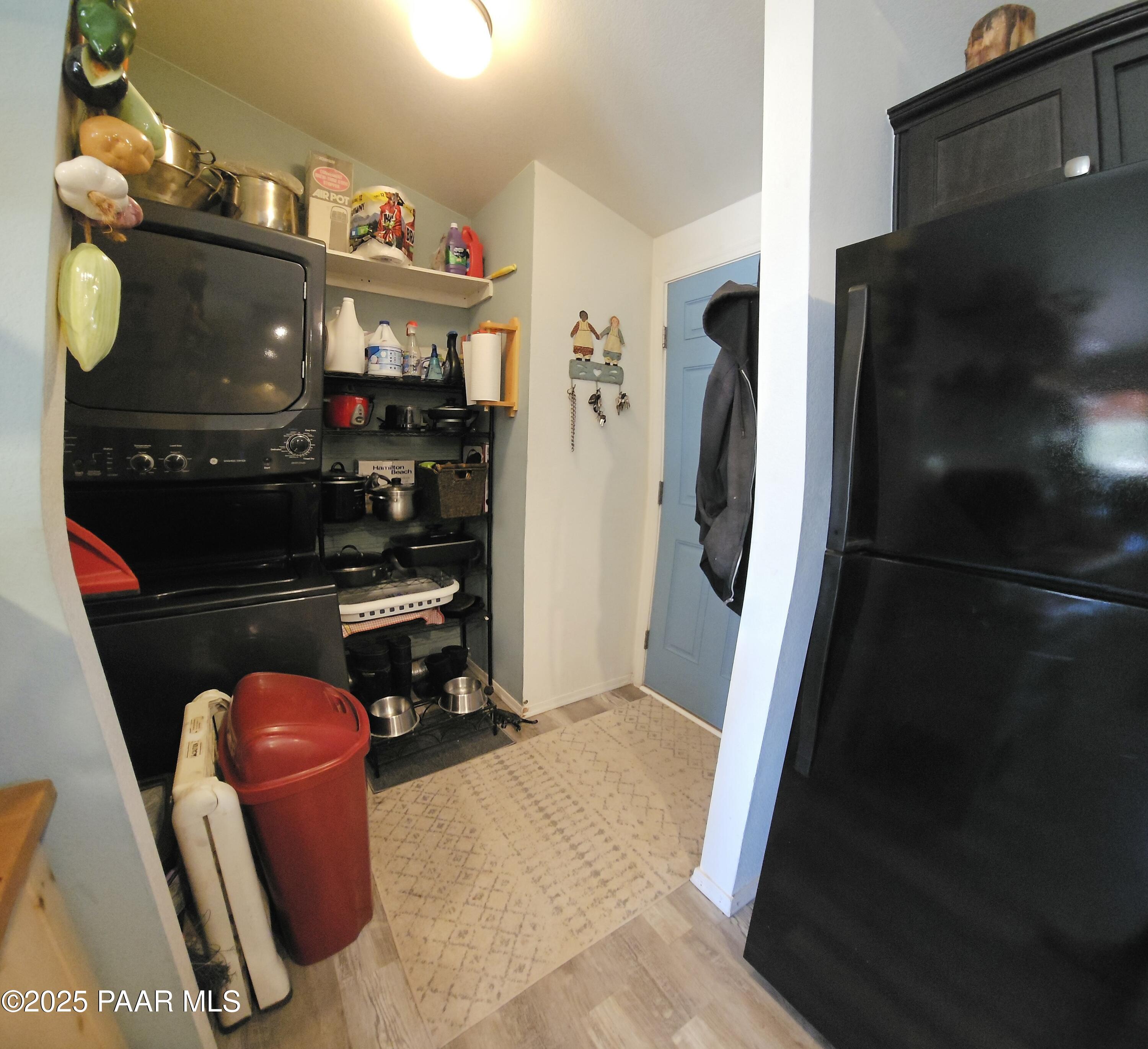 8850 West Fountain Ranch Road Ash Fork, AZ 86320 - Photo 13 of 29 a living room with furniture
