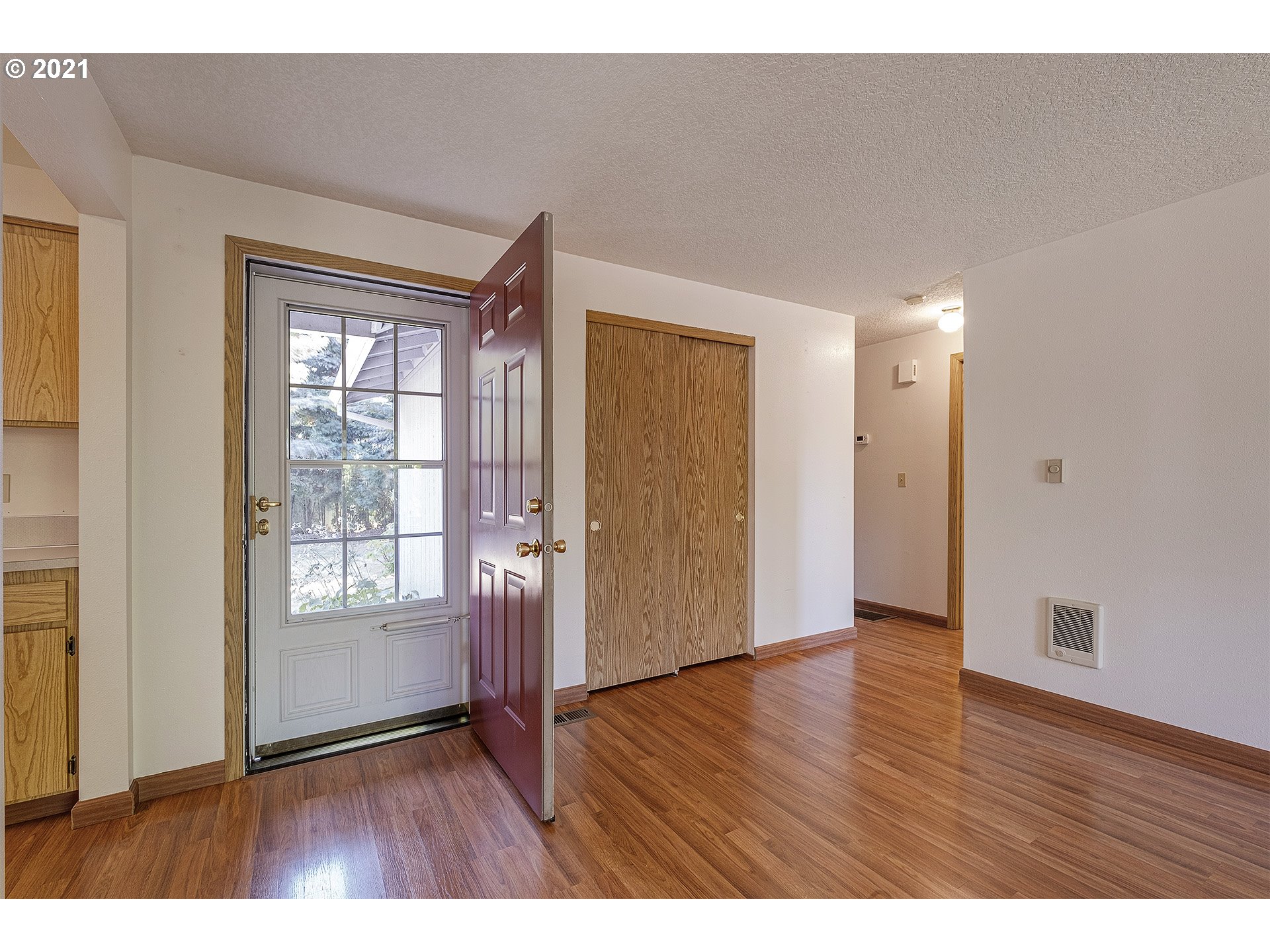37640 Sandy Heights Street Sandy, OR 97055 - Photo 5 of 26 Entrance/Foyer