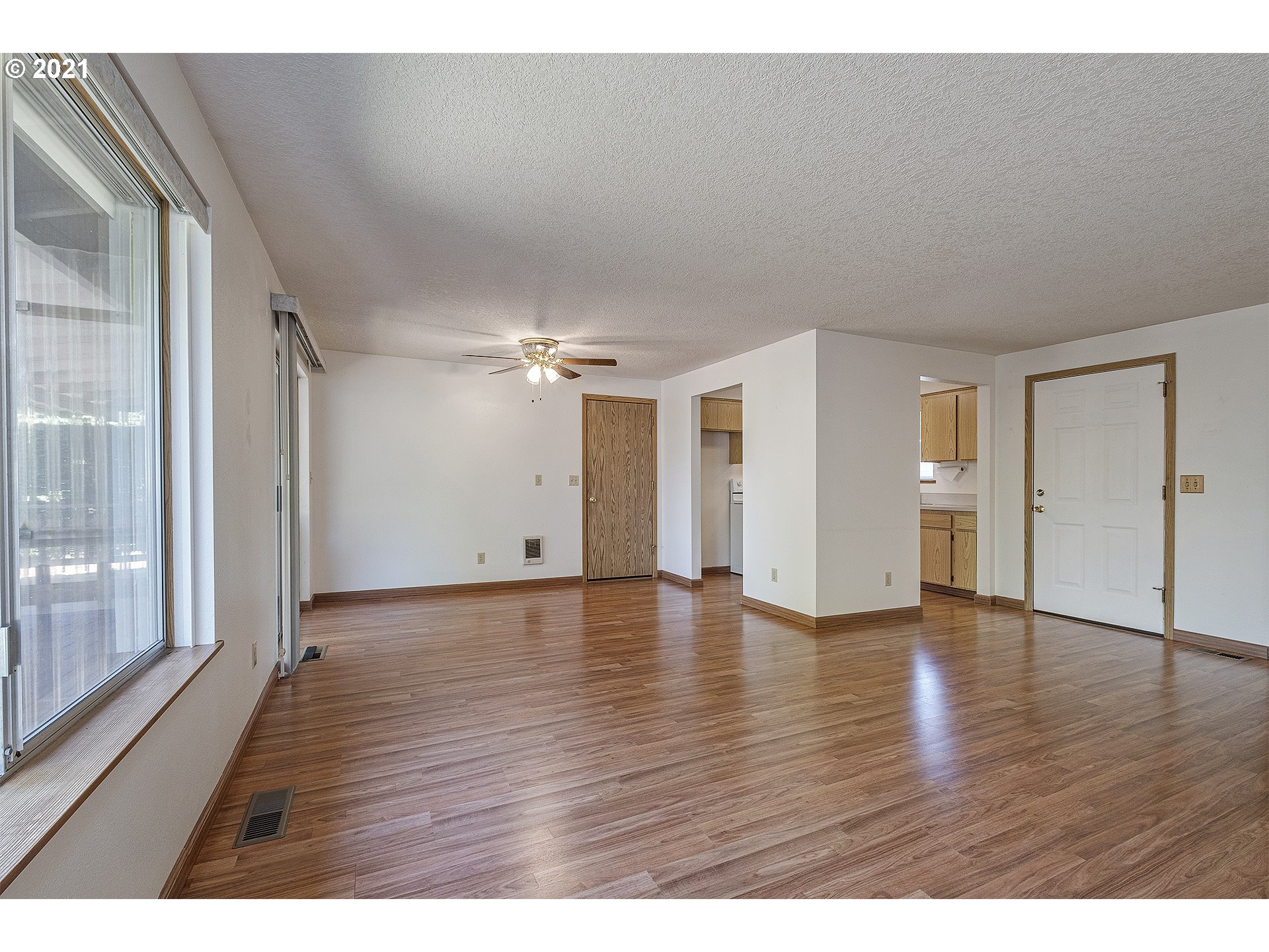 37640 Sandy Heights Street Sandy, OR 97055 - Photo 7 of 26 Living Room/Dining Room