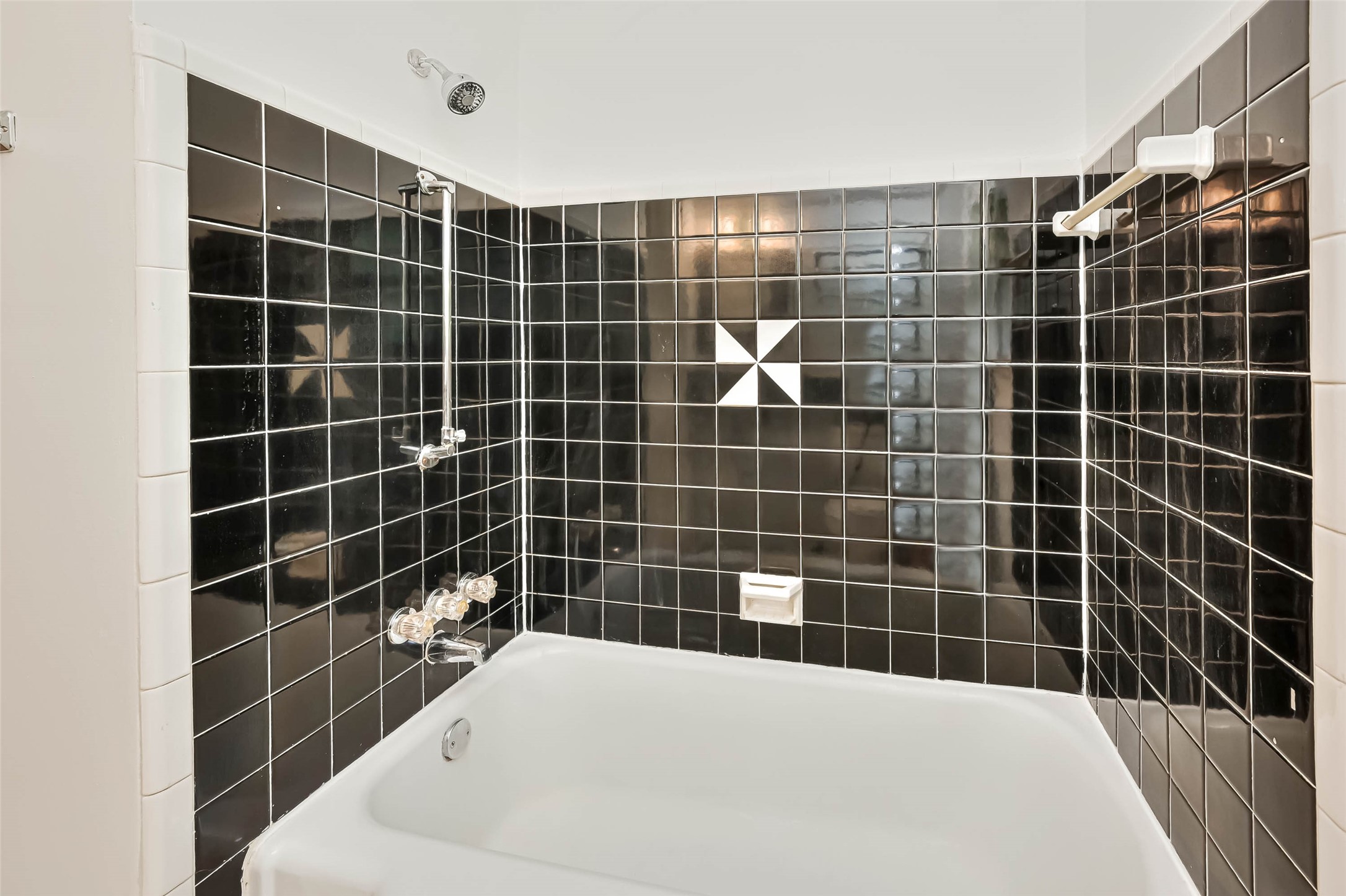 3018 Attridge Road Houston, TX 77018 - Photo 11 of 29 a bathroom with a bathtub