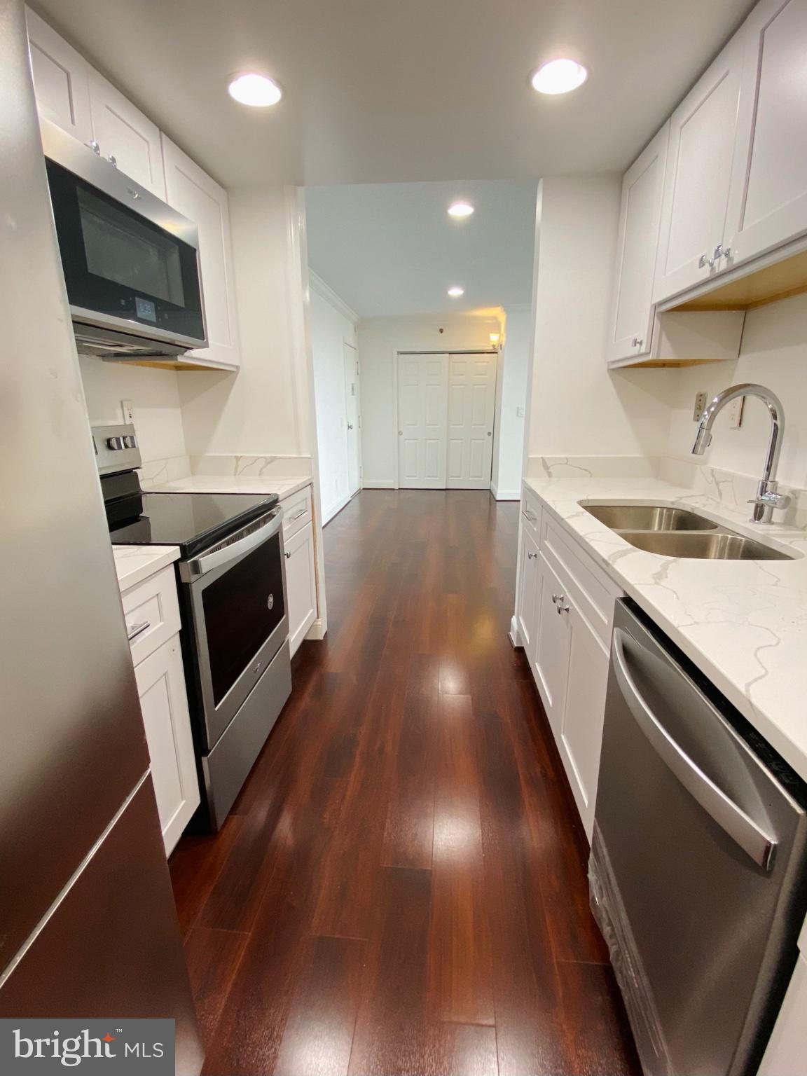 5911 Edsall Road, Unit PH03 Alexandria, VA 22304 - Photo 3 of 31 Modern Chic Kitchen