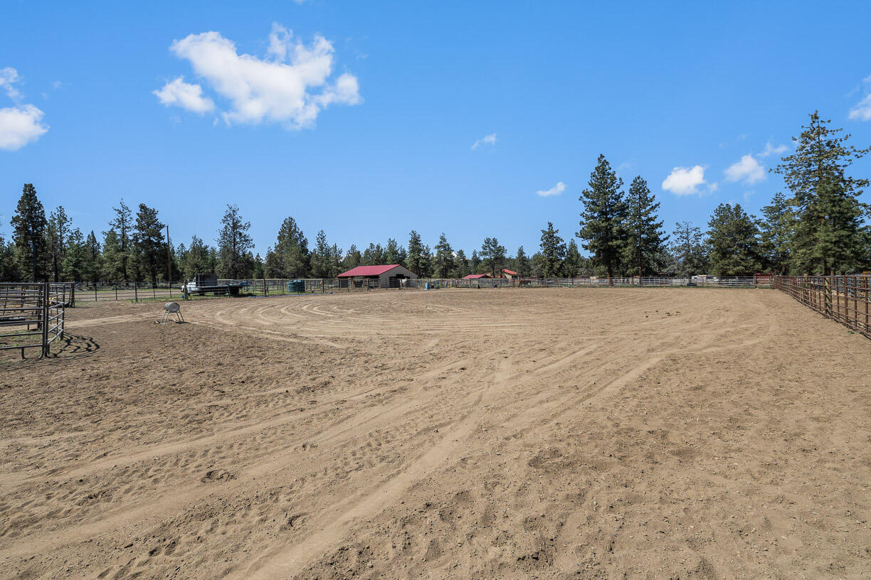 67500 Harrington Loop Road Bend, OR 97703 - Photo 47 of 72