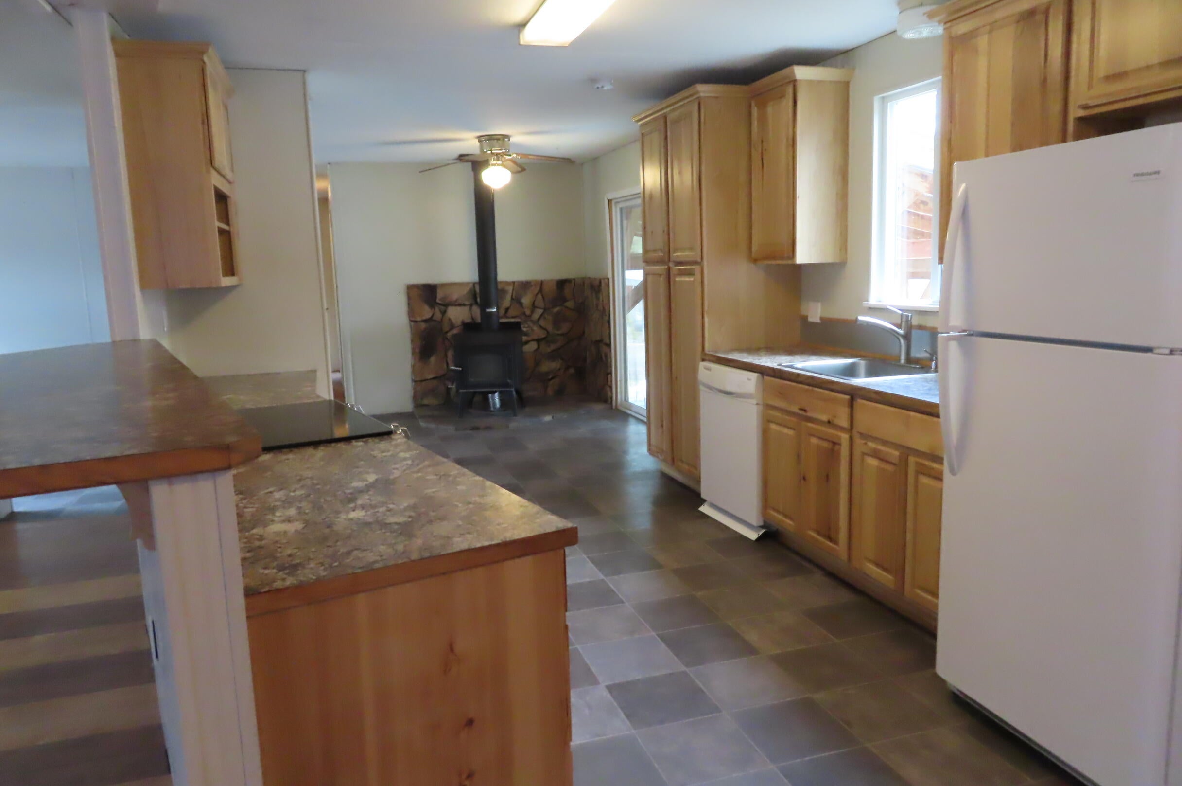 150045 Jerry Road La Pine, OR 97739 - Photo 4 of 39 Dining area thru kitchen to back door