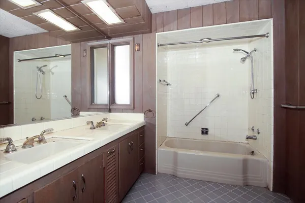 $999,000 | 701 West Stearns Road, Bartlett, IL 60103