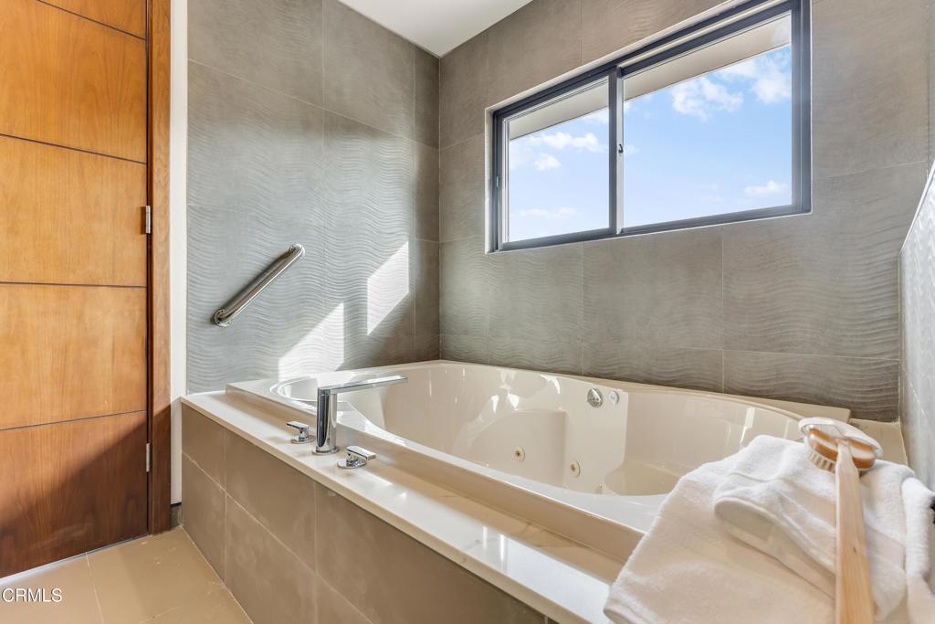 12480 Viewcrest Road Los Angeles, CA 91604 - Photo 29 of 69 a bath tub sitting next to a window