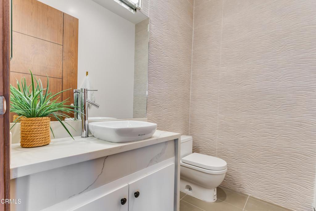 12480 Viewcrest Road Los Angeles, CA 91604 - Photo 42 of 69 a bathroom with a toilet a sink and mirror
