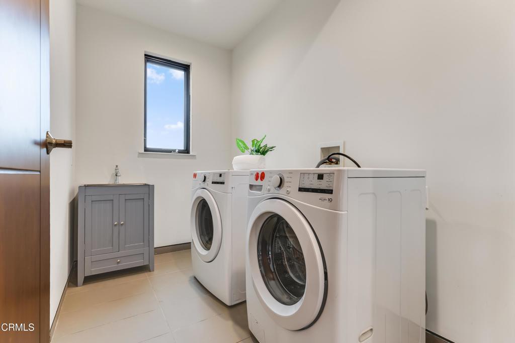12480 Viewcrest Road Los Angeles, CA 91604 - Photo 65 of 69 a utility room with dryer and washer
