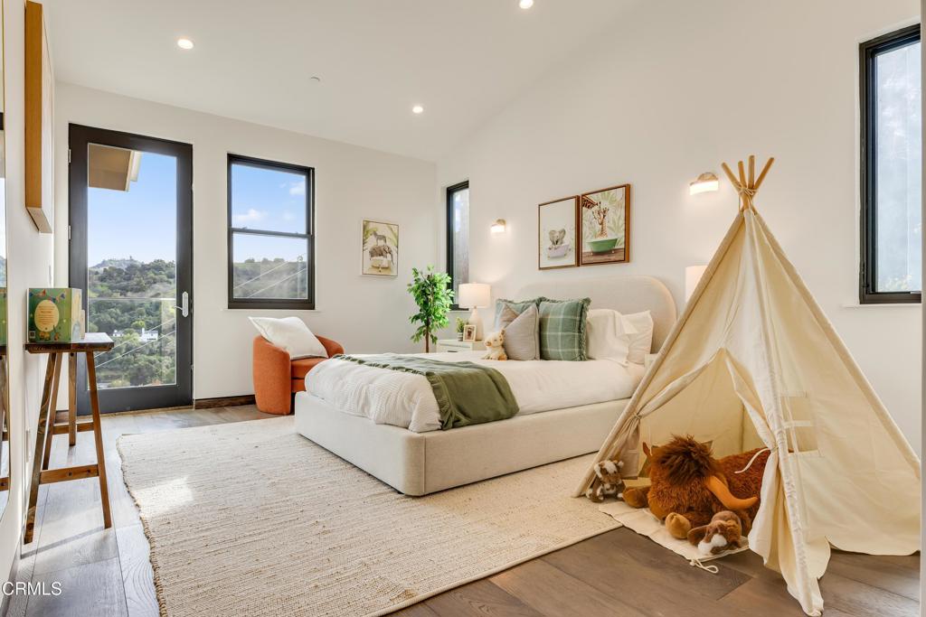 12480 Viewcrest Road Los Angeles, CA 91604 - Photo 7 of 69 a living room with furniture and a flat screen tv