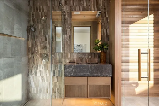 a en suite bathroom with a granite countertop shower