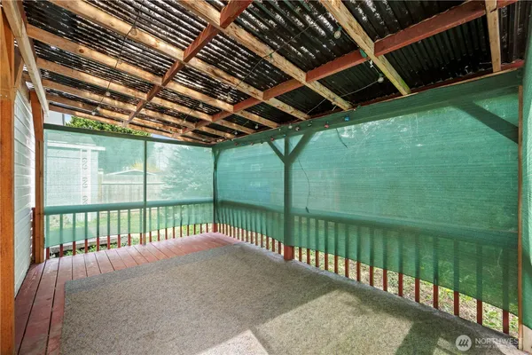 a view of a backyard