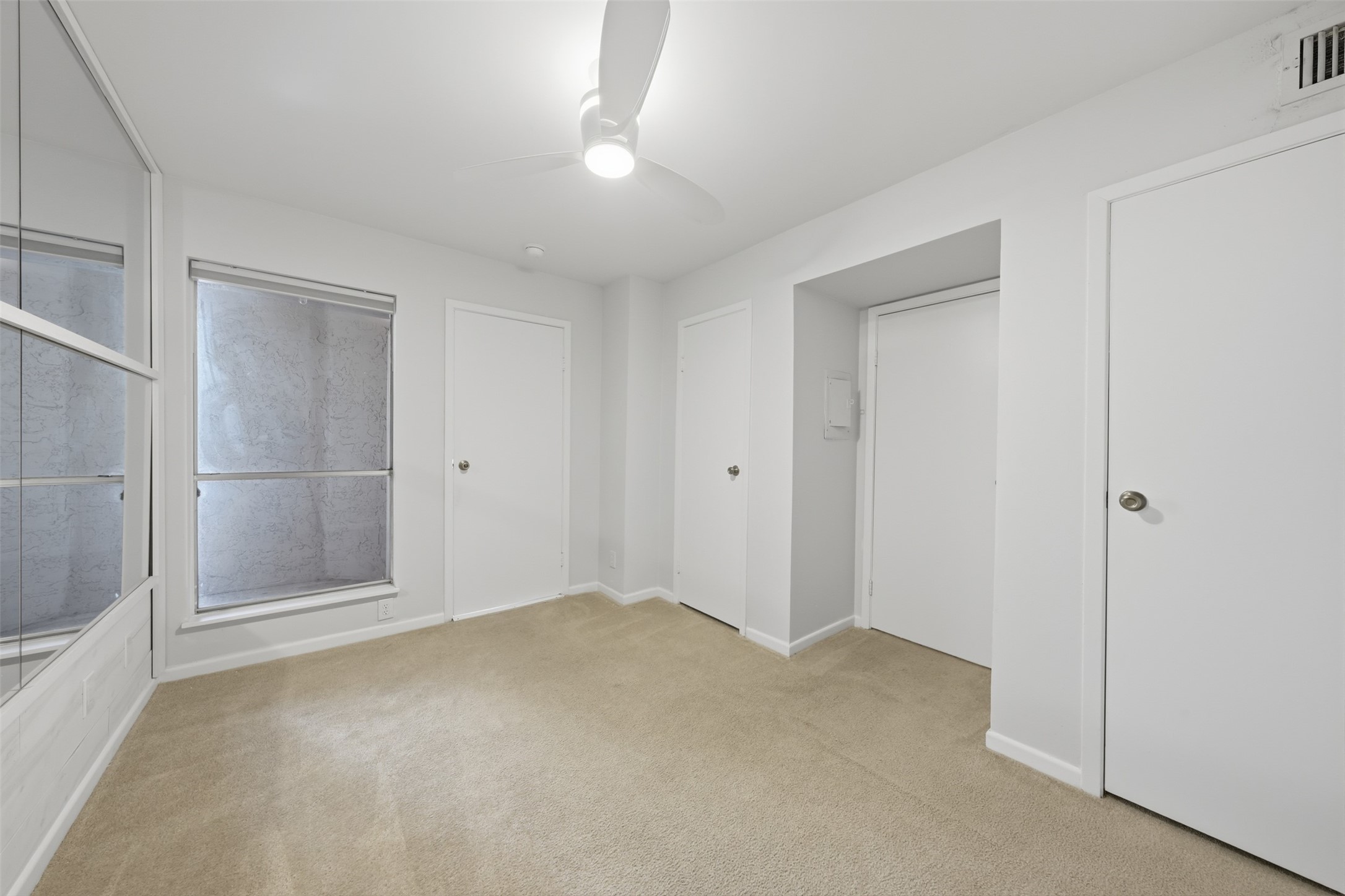 10855 Meadowglen Lane, Unit 823 Houston, TX 77042 - Photo 12 of 35