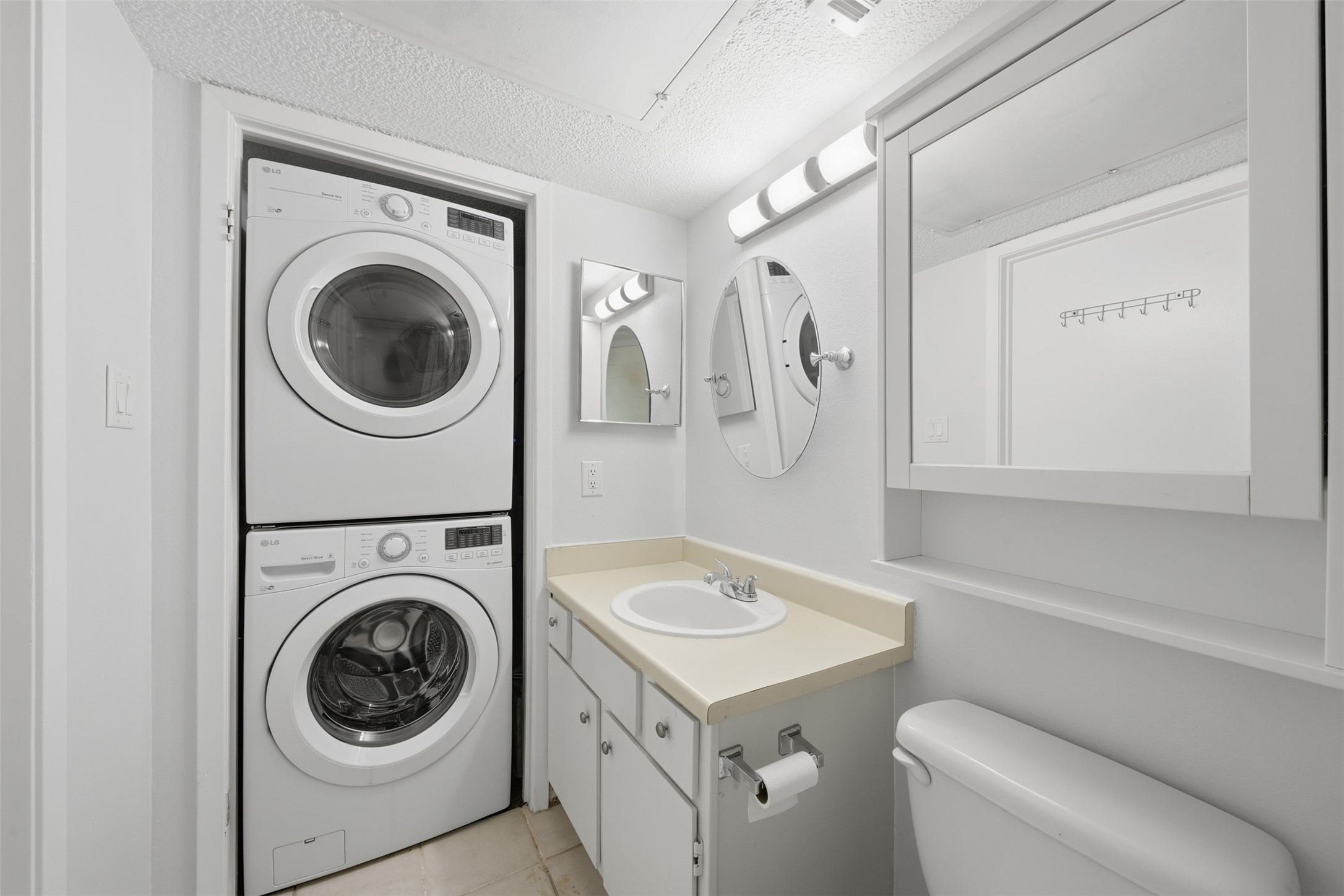 10855 Meadowglen Lane, Unit 823 Houston, TX 77042 - Photo 14 of 35 a utility room with sink dryer and washer