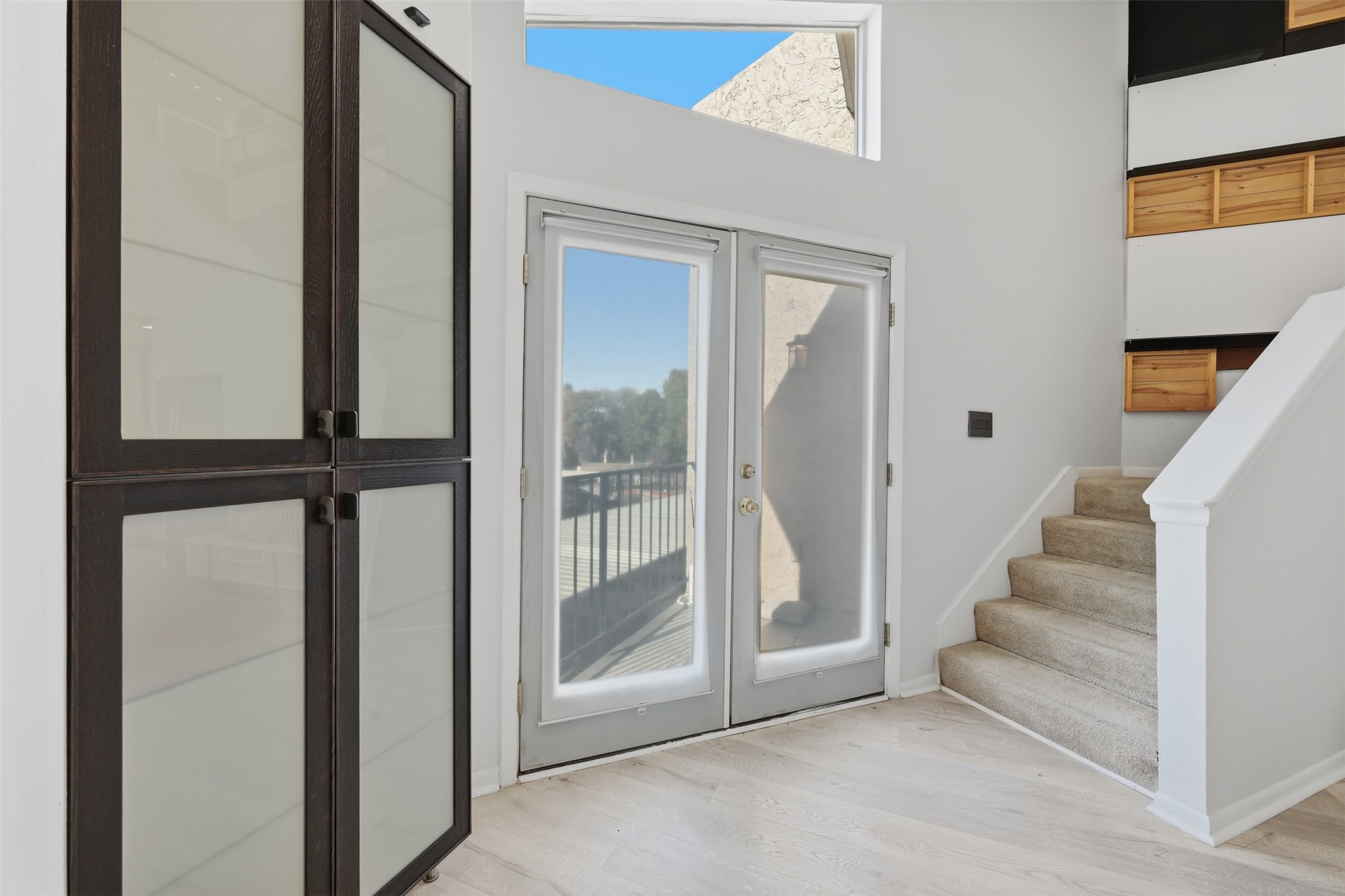 10855 Meadowglen Lane, Unit 823 Houston, TX 77042 - Photo 17 of 35 a view of an entryway with staircase