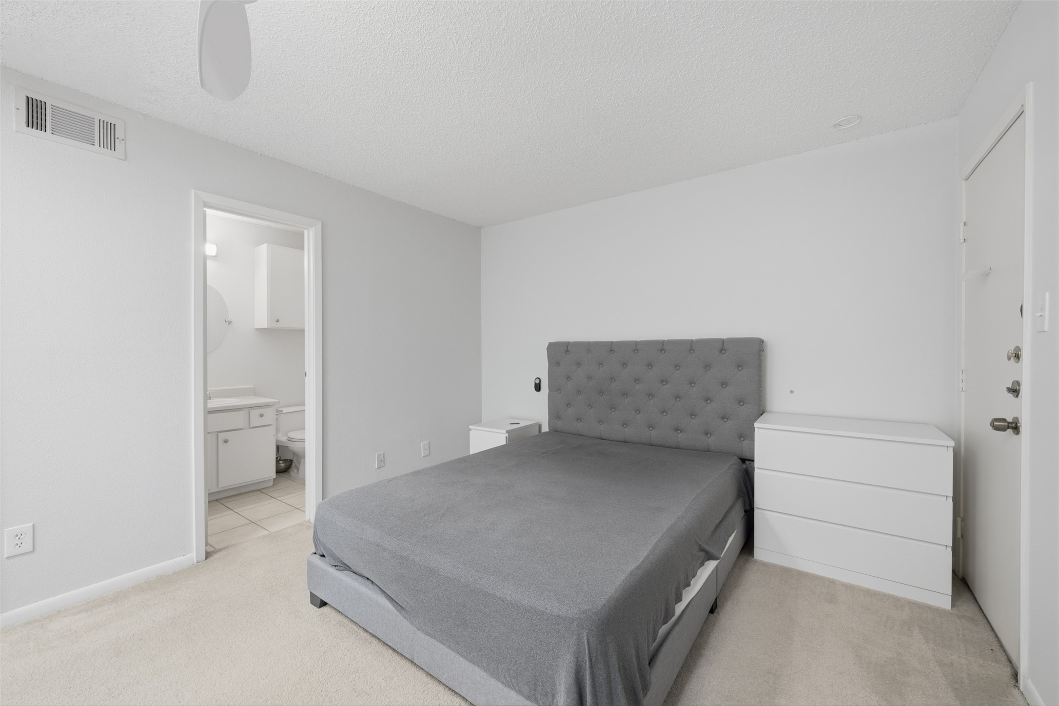 10855 Meadowglen Lane, Unit 823 Houston, TX 77042 - Photo 26 of 35 a bed room with a bed and a lamp