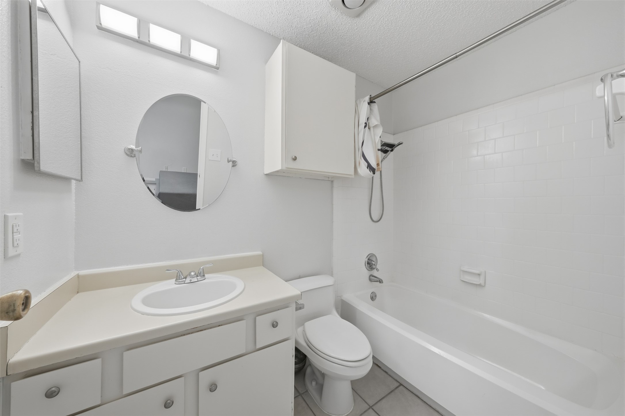 10855 Meadowglen Lane, Unit 823 Houston, TX 77042 - Photo 28 of 35 a bathroom with a sink toilet and shower